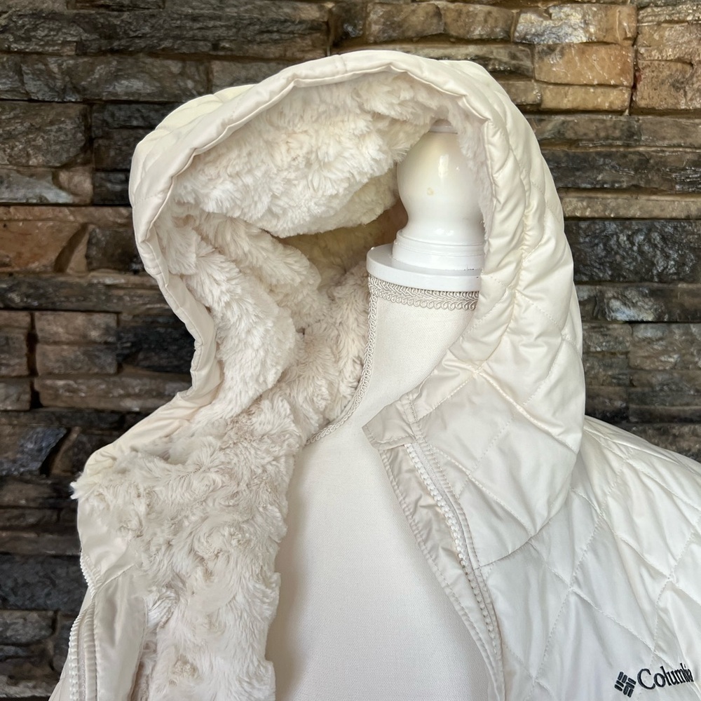 White Quilted Puffer Jacket with Hood and Stand-Up Collar - Picture 5 of 9
